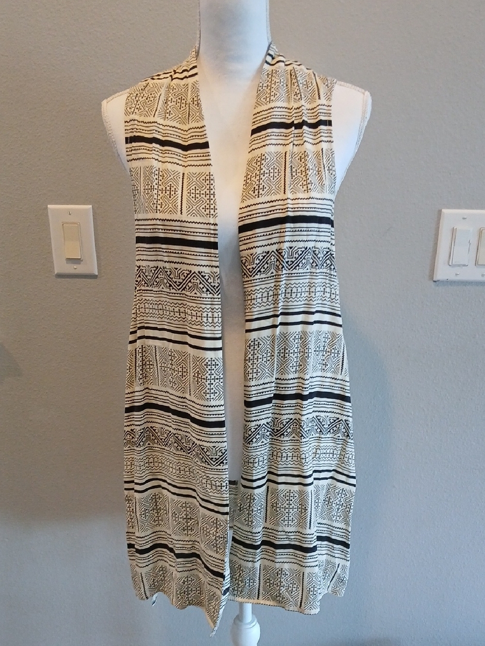 Oscar-st Medium Boho Sleeveless Open Front Camisole Vest in Cream and Black Laye